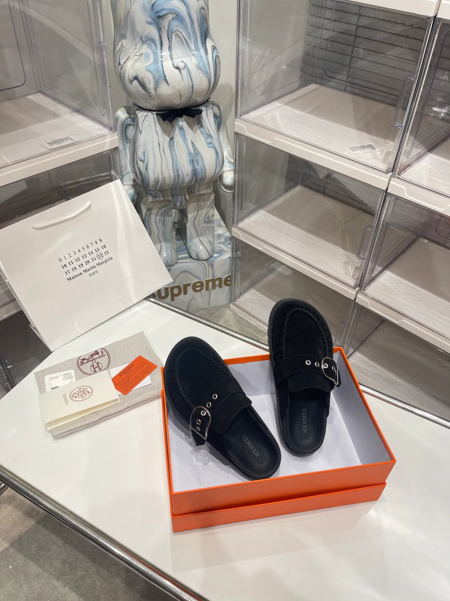 [H Family Hermès] P: 540💰 Size: Male 39-44 (45 46 customized) Female 35-40 (41 42 customized) HERMES Hermès latest kelly buckle couple style Birkenstock slippers, classic family language design! It looks good no matter how you match it! Casual and high-end feeling, the comfort is also great, paired with a variety of colorful socks, it gives a trendy and high-end feel ●Upper: imported cow suede ●Inner: imported sheepskin ●Foot pads: imported mixed sheepskin ●Outsole: Tpu non-slip and wear-resistant outsole